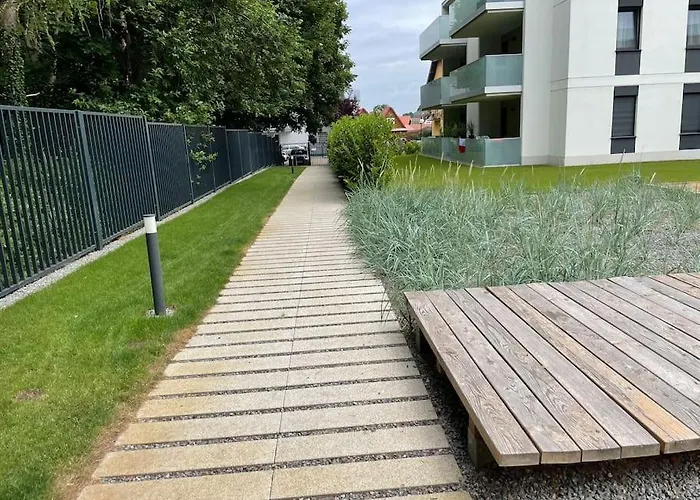 Calkowicie Nowy Przy Plazy * レバル