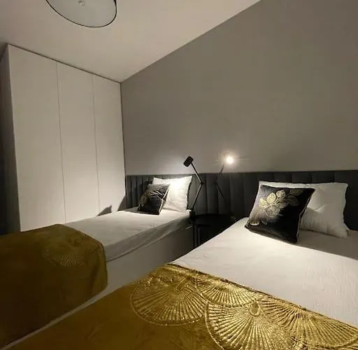 Calkowicie Nowy Przy Plazy レバル